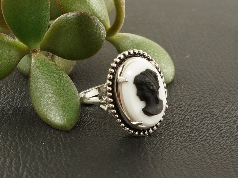Black and White Vintage Glass Lady Girl Cameo Adjustable Ring Woman Jewelry Gift - แหวนทั่วไป - แก้ว ขาว
