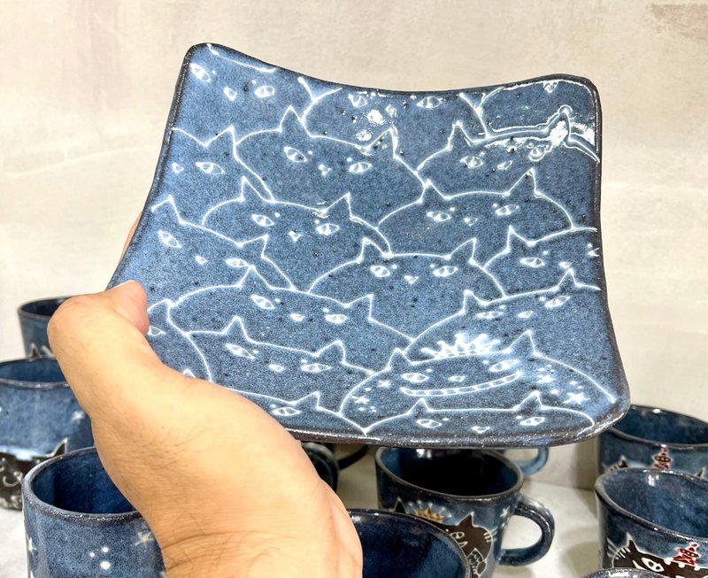 Cat-covered platter - Find the KING! - จานและถาด - ดินเผา สีน้ำเงิน