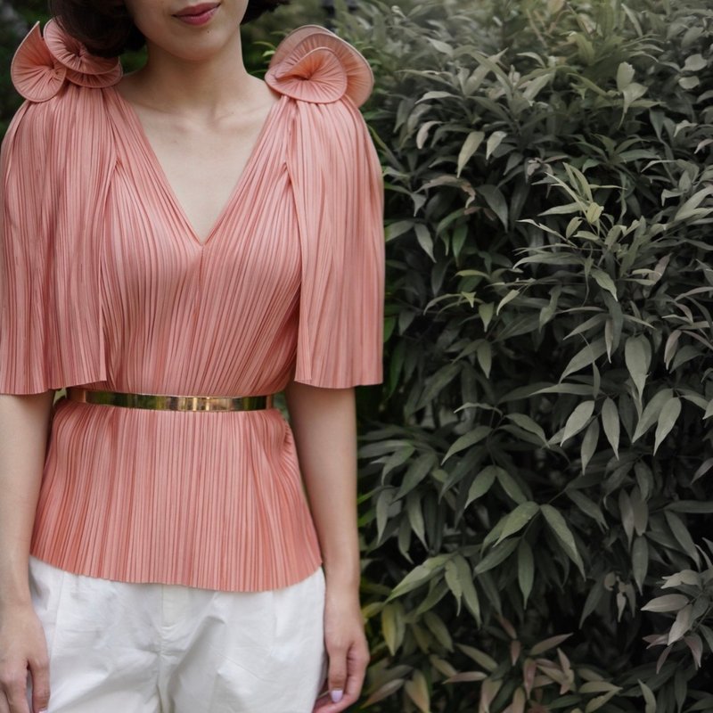 innit : เสื้อผ้าพลีท Crema Top สี Peach - เสื้อผู้หญิง - เส้นใยสังเคราะห์ สึชมพู