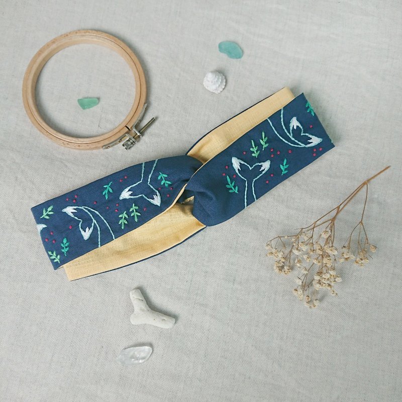 來自海的靈感系列-飛舞的鯨魚尾雙拼撞色手工刺繡髮帶 - 髮箍/髮帶 - 繡線 藍色