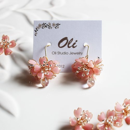 Oli studio 【櫻花雨滴】粉色櫻花 手工銅線樹脂 耳環/耳夾