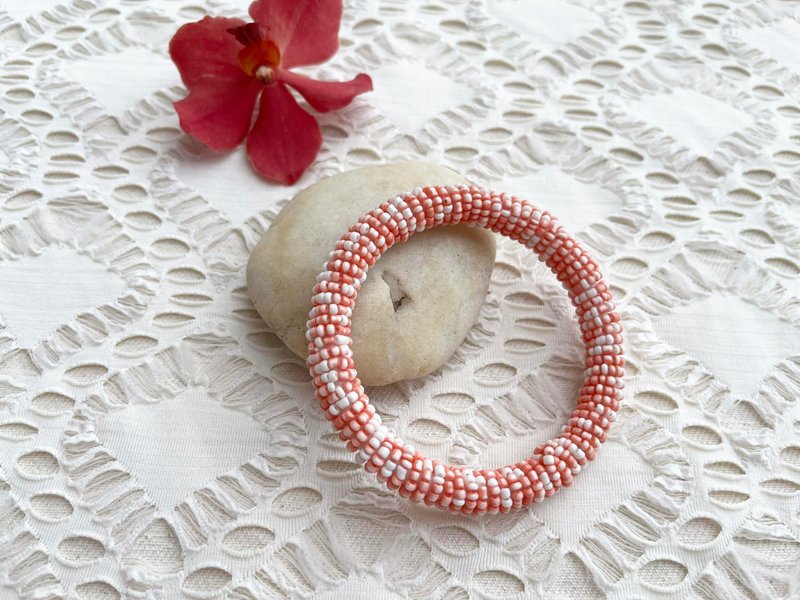 80s Lovely Coral and White Beaded Crochet Bangle, round beaded salmon bracelet - Bracelets - Other Materials Orange