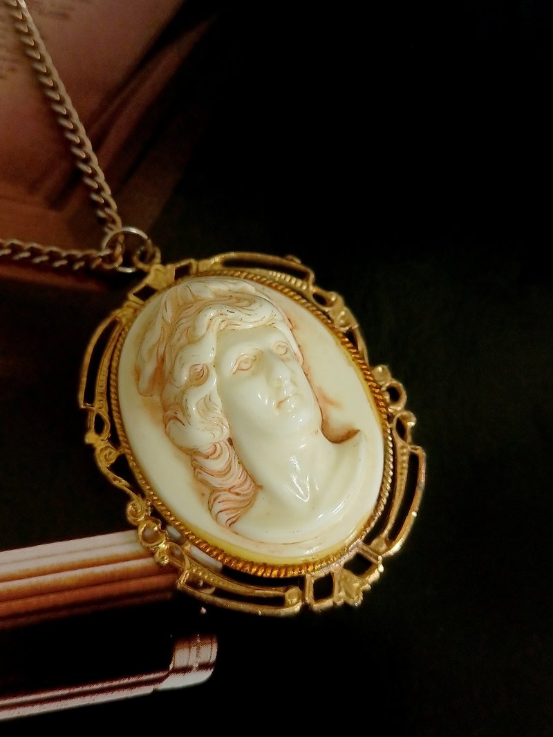 vintage jewelry 古典塑料仿浮雕女神 項鍊 - 項鍊 - 其他金屬 