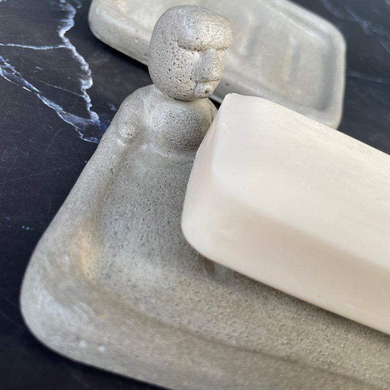 Enjoy a bath, Cement made hand-squeezed Moai shaped soap tray version 2.0 - ชั้นวาง/ตะกร้า - ปูน สีเทา