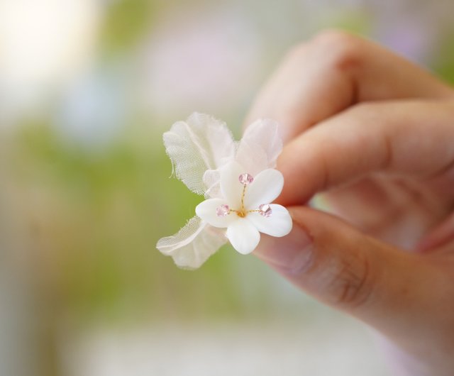 手作りの桐の花のイヤーカフのスタイルを選択するには、デザイナーに