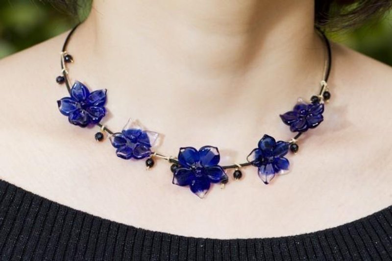 blue flowers necklace - 項鍊 - 玻璃 藍色