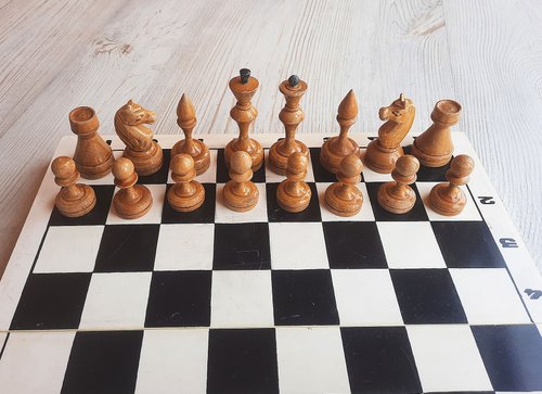 1960年代の古い木製のソビエト製の小さなチェスの駒とプラスチック製の