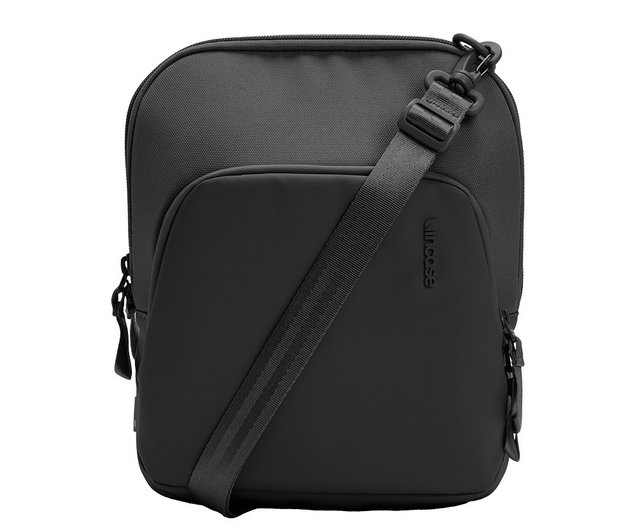 Incase ブラック ボディバッグ　未使用 incase 最大55%☆8/31迄 日本正規品 インケース ボディバッグ
