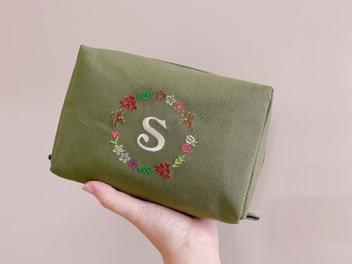 TiNa。蒂娜玩布玩 大開口化妝包 存摺收納 刺繡包 卡片格層 護照收納 /可挑布製
