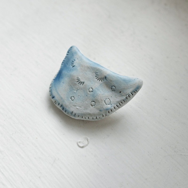 fragment / pottery pin - เข็มกลัด - ดินเผา สีน้ำเงิน