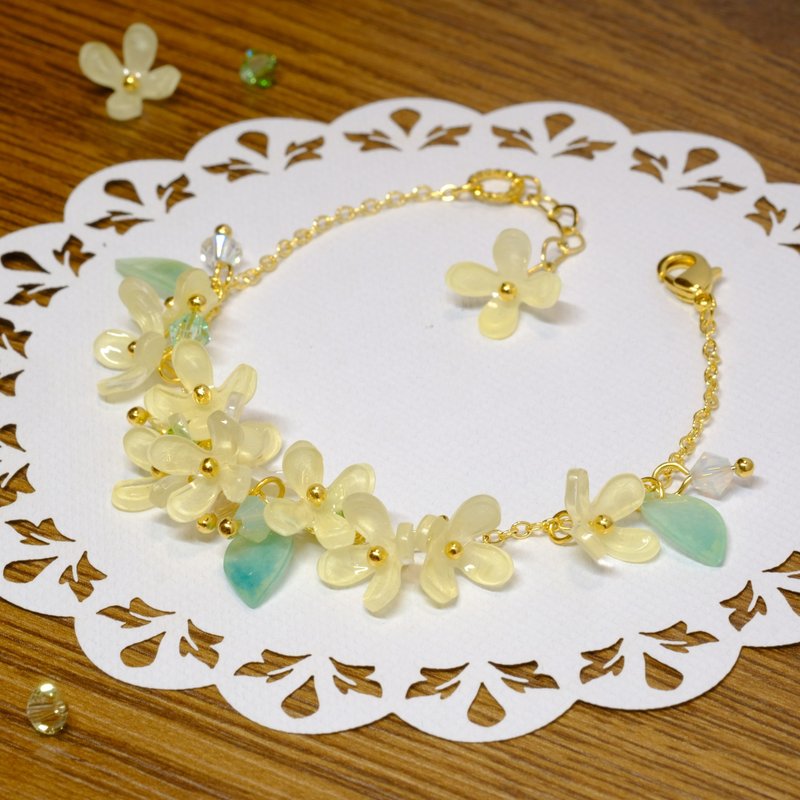 Osmanthus bracelet 【Flowers in the Moonlight】 - สร้อยข้อมือ - พลาสติก ขาว