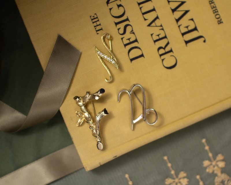 美國Sarah Coventry古董 樹枝F/銀色N/無標記萊茵石N字母鍍金胸針 - 胸針 - 其他金屬 金色