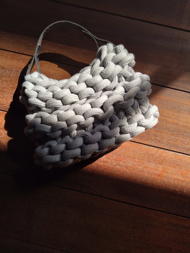 Fat finger knitting bag - กระเป๋าถือ - ผ้าฝ้าย/ผ้าลินิน สีเทา