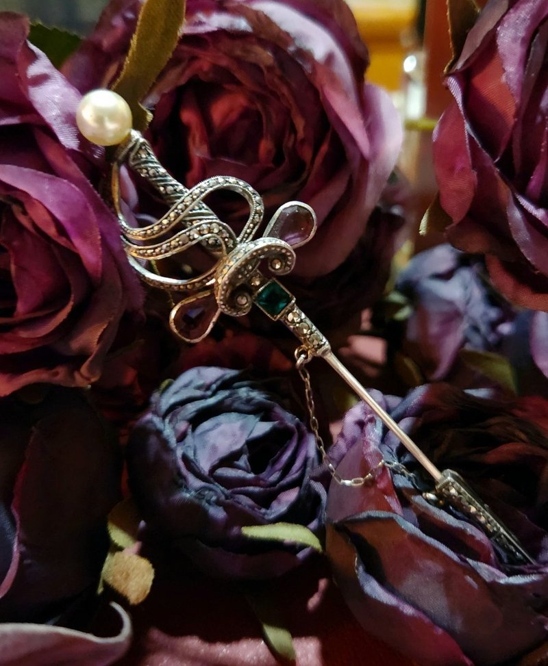 Marcasite sterling silver sword-shaped brooch [Graduation gift] - เข็มกลัด - เครื่องประดับ สีเงิน