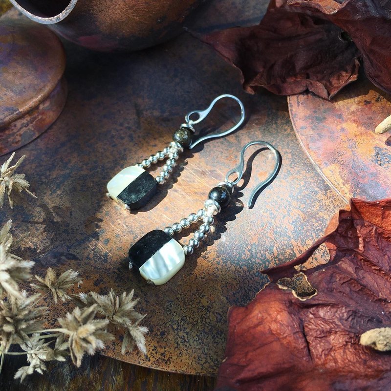 【Lost and find】Black and white double natural mother-of-pearl obsidian Stone earrings - ต่างหู - เครื่องเพชรพลอย สีดำ
