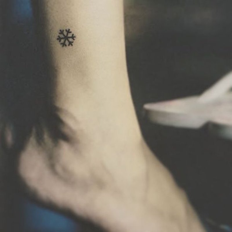 Ankle Position Mini Snowflake Cute Small Fresh Tattoo Pattern Tattoo Sticker (4 pieces) - Temporary Tattoos - Paper Black