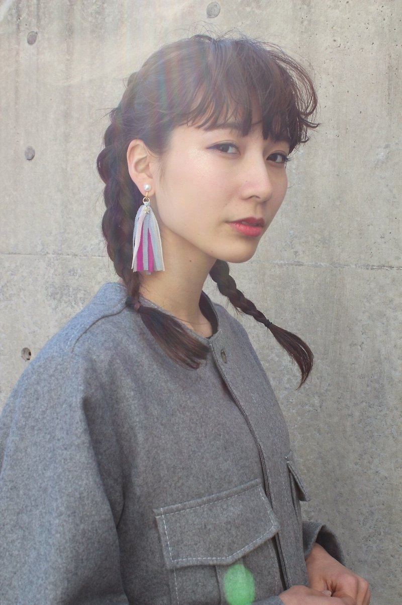 tulle fringe earring asymmetry pink blue mix - ต่างหู - คริสตัล 