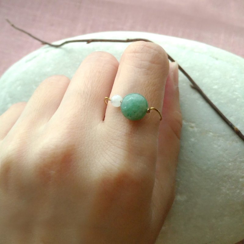 [相伴]。黃銅綠東菱石 可調整式戒指 - 戒指 - 寶石 綠色