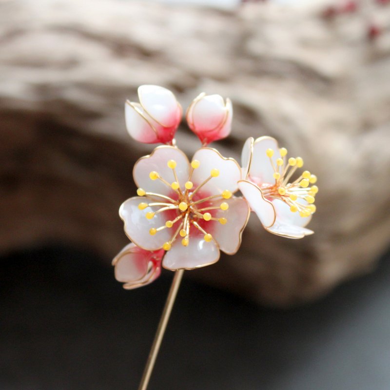 [Dry Rain Apricot Blossom Brooch] Apricot Blossom Long Brooch Elegant and Classical Handmade Brooch - Brooches - Resin Pink