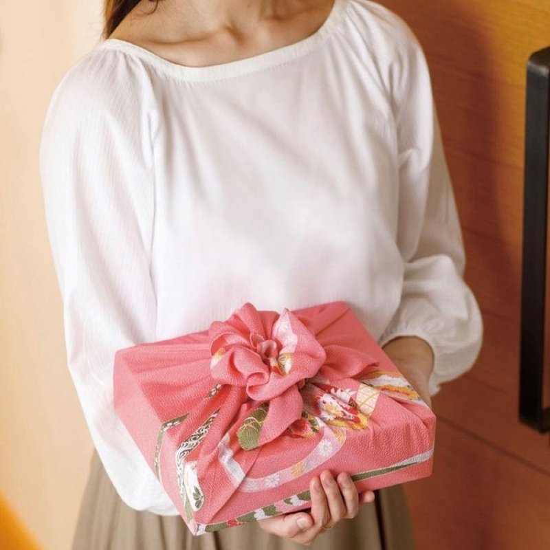 京都風呂敷包巾-koyomi 二巾-花毬與兔(縮緬-粉) - 手帕 - 其他人造纖維 