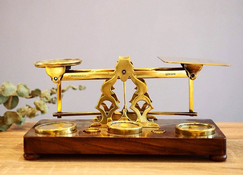 British antique brass dark wood table large letter scale hold - ของวางตกแต่ง - ไม้ 