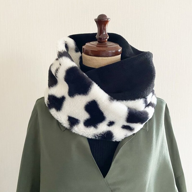 Impact on autumn and winter fashion Snood with cow pattern design Animal pattern Holstein pattern Monotone - ผ้าพันคอถัก - เส้นใยสังเคราะห์ สีดำ