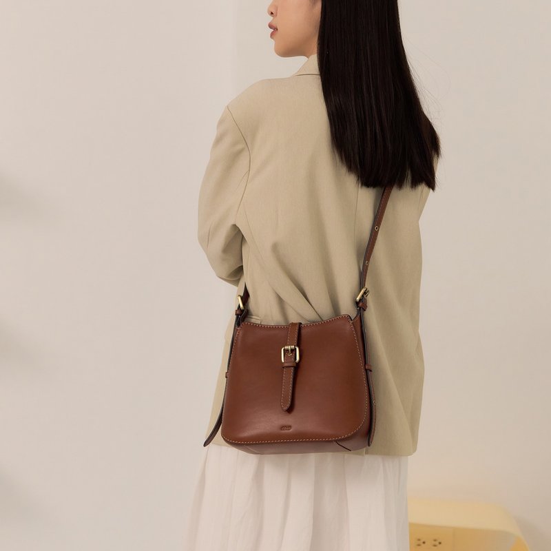 multipurpose leather buckle bucket bag - กระเป๋าหูรูด - หนังแท้ สีนำ้ตาล