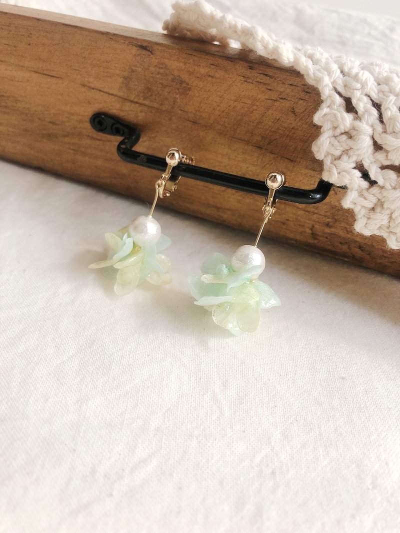 Flower ball perfume bottle / real hydrangea earrings - ต่างหู - พืช/ดอกไม้ สีเขียว