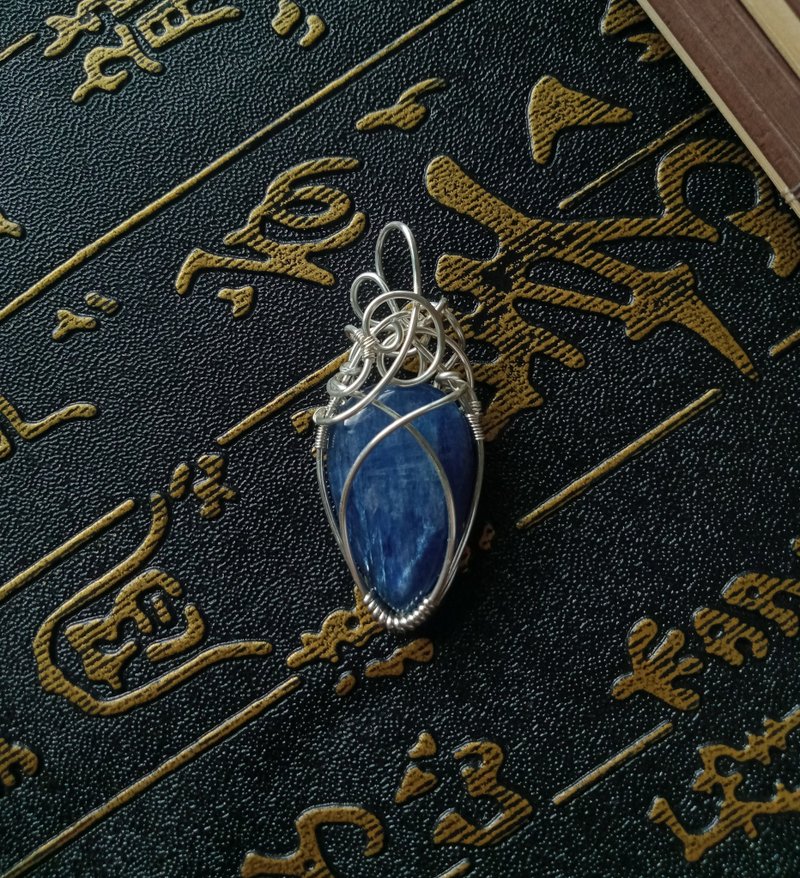 Anonymous mountains and rivers. necklace. Thick lines of Stone. Metal braid. Contains chain - Charms - Gemstone Blue