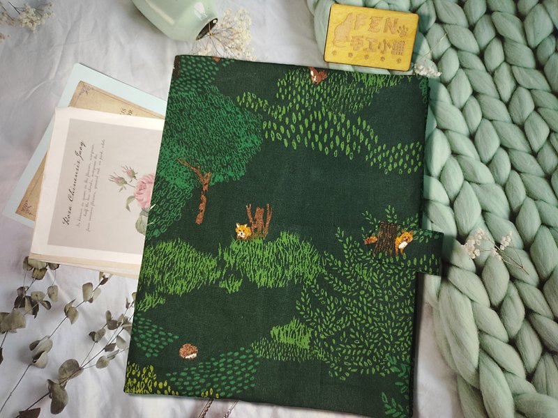 Forest Series -日本の厚手コットン作家手描きのグリーン背景マグネットバックルブックジャケット-布製ブックジャケット-布製ブックカバー- - ブックカバー - コットン・麻 
