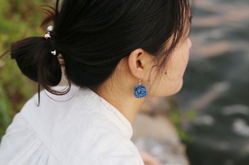 Original hand-cranked ceramic earrings blue rose ear clip sterling silver - ต่างหู - ดินเผา สีน้ำเงิน