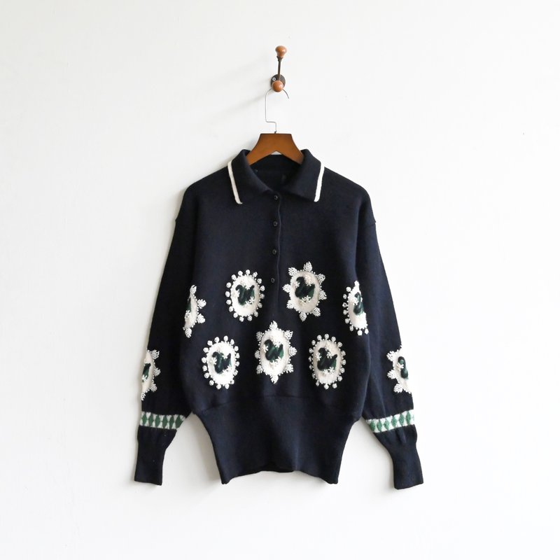 [Egg Plant Vintage] Dreamland Pond Beaded Woven Flowers Vintage Sweater - Women's Sweaters - Other Man-Made Fibers Black