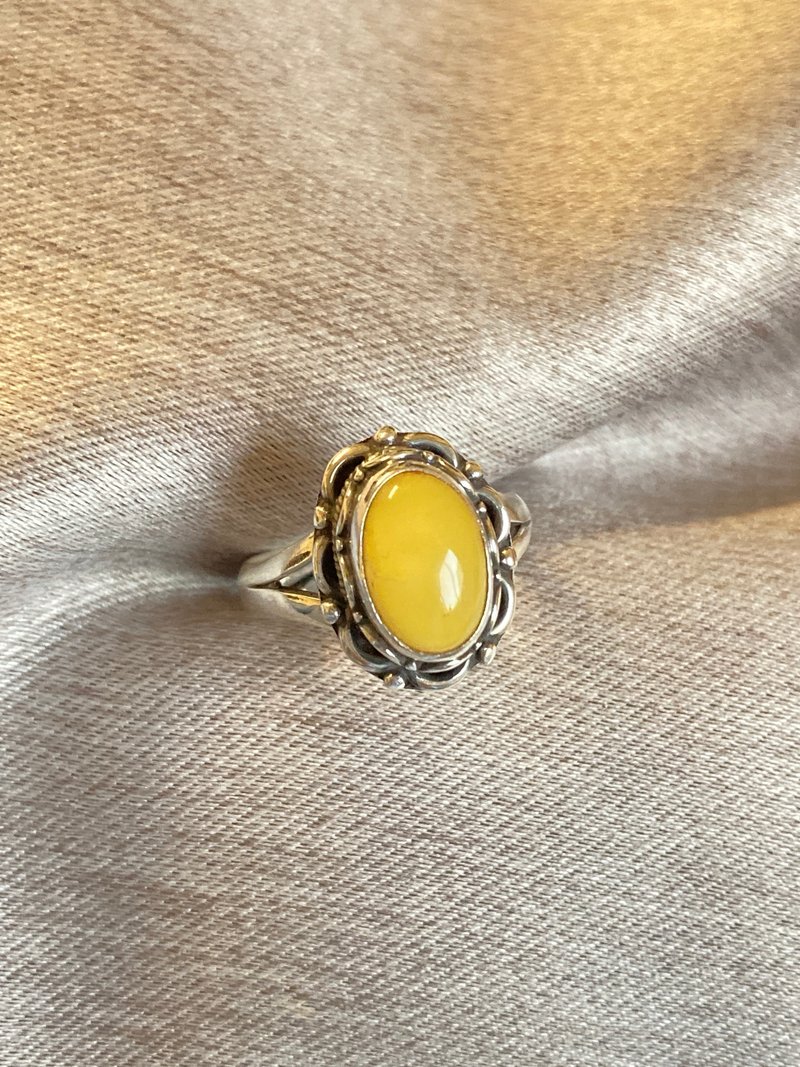 Natural Amber Wax Ring Nepal Handmade 925 Sterling Silver Graduation Gift - แหวนทั่วไป - เรซิน สีเหลือง