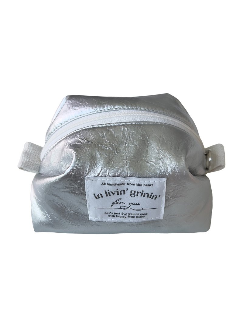 basic silver pouch M - 化妝包/收納袋 - 其他人造纖維 銀色