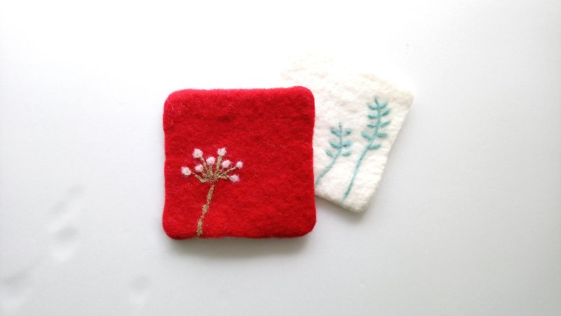羊毛フェルトの花と草のカラーコースター - コースター - ウール レッド