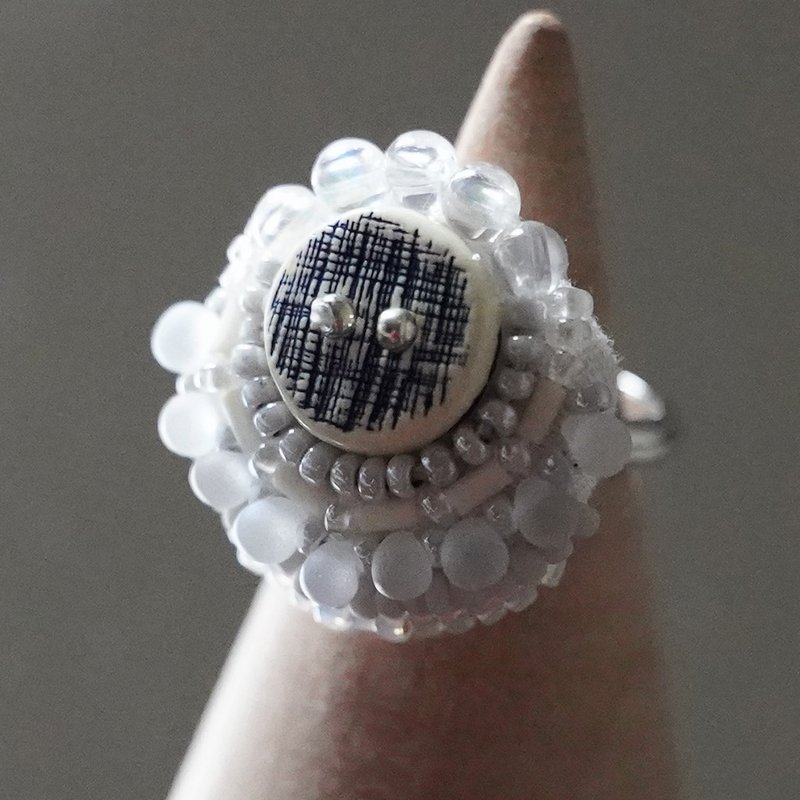 スカーフ留めにも おしゃべりな指輪195 フリーサイズ　ビーズ刺繍のリング　ホワイト　おおぶりリング - 戒指 - 塑膠 白色