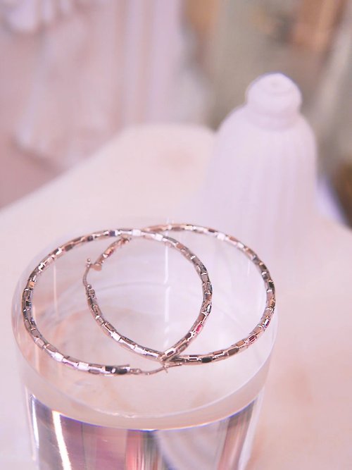 Lafit 女生儀式感禮物 — 高貴銀白圈型耳環
