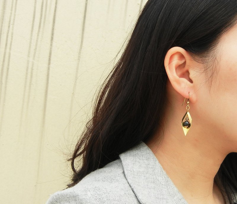 *coucoubird*Asymmetric rhombus black pearl earrings - Earrings & Clip-ons - Other Metals Gold