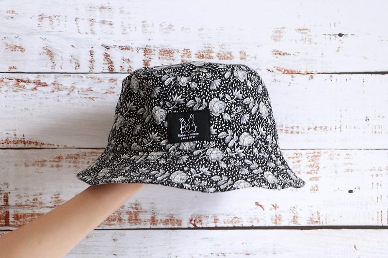 Black flower print fisherman hat - หมวก - ผ้าฝ้าย/ผ้าลินิน สีดำ