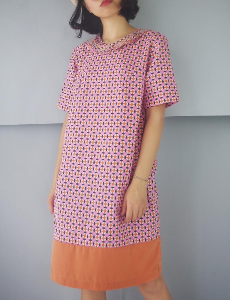 設計手作-普普粉紅復古印花塑膠領棉質短袖洋裝 - 連身裙 - 棉．麻 粉紅色