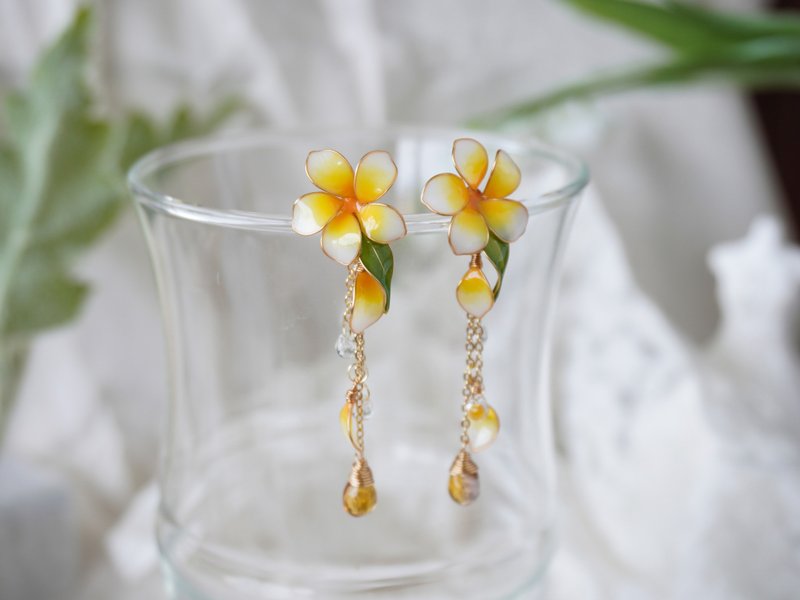 [Plumeria earrings] Handmade original earrings Bronze resin crystal flower wedding gift - Earrings & Clip-ons - Resin Yellow