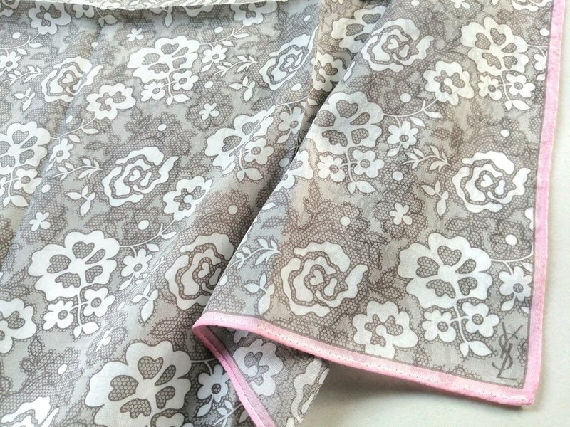 Yves Saint Laurent Vintage Handkerchief Floral 23 x 23 inches - ผ้าพันคอ - ผ้าฝ้าย/ผ้าลินิน สึชมพู