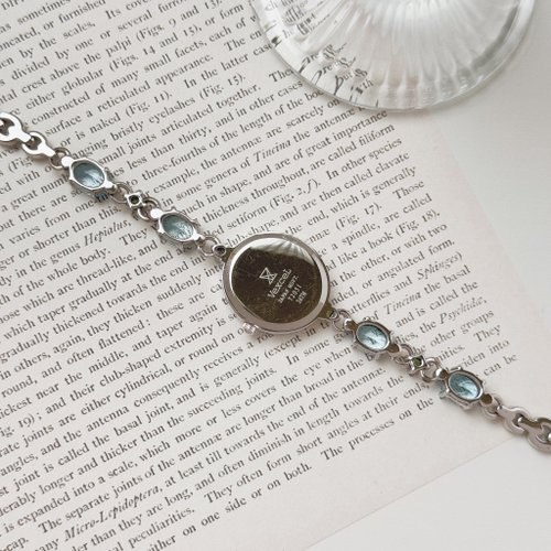 Vexcel シルバートーンブレスレットウォッチ（ブルー＆グリーンの宝石