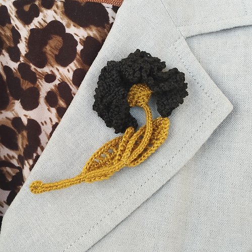 Alternative Crochet Boutique 黑色康乃馨胸針。 女士鉤針花胸針。 雛菊花卉別針。