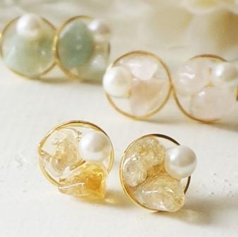 Transparent natural stone and pearl earrings / Clip-On - ต่างหู - เครื่องเพชรพลอย สีเหลือง