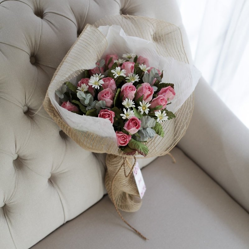 VB209：バレンタインデーの花束が大きいです。バラはピンクのクリームです - 観葉植物 - 紙 ピンク