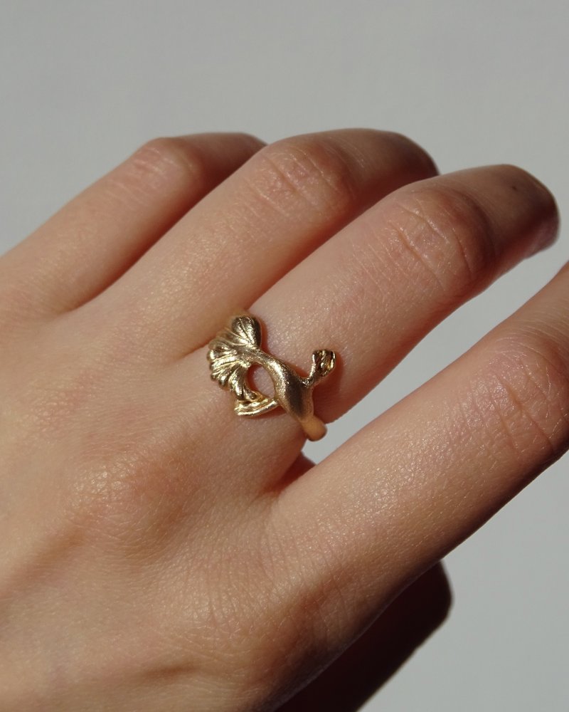 Koi Fish Ring. Solid gold statement ring. Fluid and elegant sculpture jewellery. - แหวนทั่วไป - เครื่องประดับ สีทอง