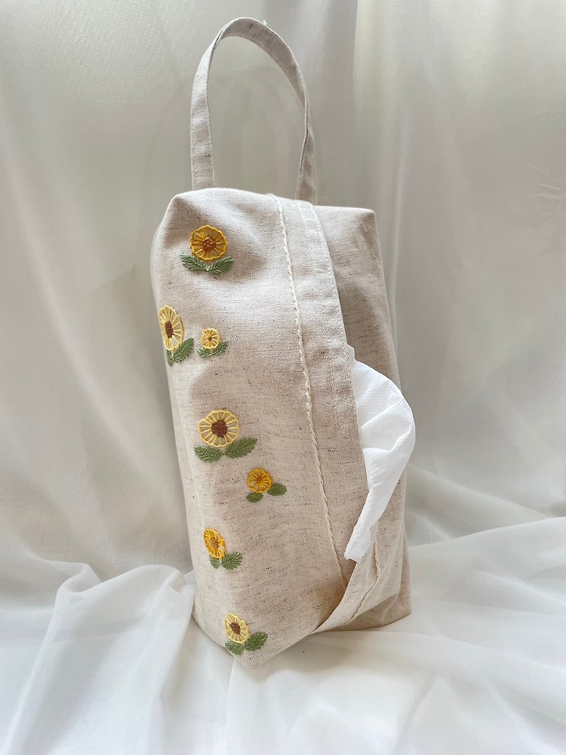 [Ms. Fang's Handmade] Enthusiastic Sunflower Embroidery Tissue Cover Life Ceremony Small Gift Home Furnishings - Items for Display - Cotton & Hemp Yellow