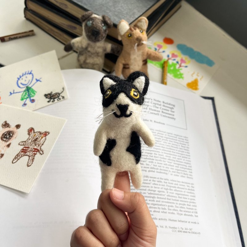 Wool felt finger puppet- black and white cat/cow cat - ของเล่นเด็ก - ขนแกะ 