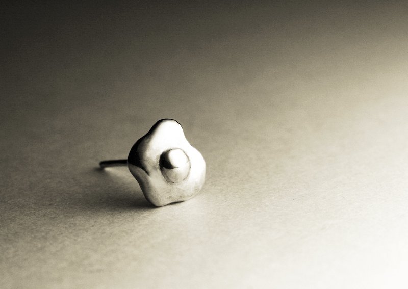 荷包蛋造型純銀耳環(單支/一對) - 耳環/耳夾 - 其他金屬 銀色